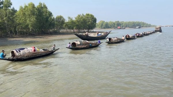 দুবলার চরে দস্যু আতঙ্কে জিম্মি অর্ধশত জেলে